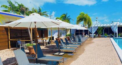 Waterfront Fun: Pool, Marina, Tiki Bar & Beach!