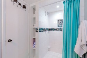 Een douche, een haardroger, handdoeken, zeep