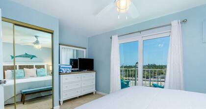 Waterfront Fun: Pool, Marina, Tiki Bar & Beach!