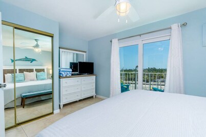 Waterfront Fun: Pool, Marina, Tiki Bar & Beach!