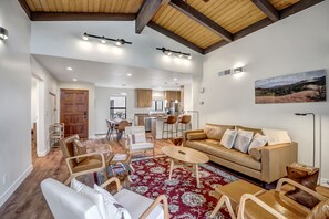 TV - Sedona Oak Creek G13 Chic Home Wood Accents, Private Balcony, Community Pool & Spa! (Sedona)