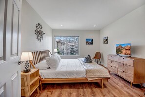 3 bedrooms, free WiFi, bed sheets - Sedona Oak Creek G13 Chic Home Wood Accents, Private Balcony, Community Pool & Spa! (Sedona)