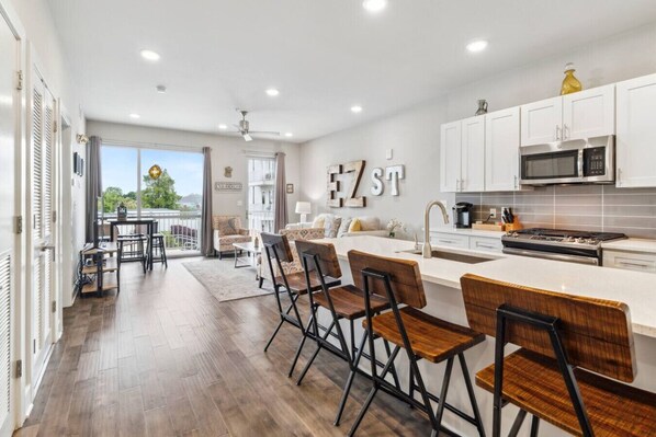 Fridge, microwave, oven, stovetop - Lovely Condo in the Bywater. Great Nola Location! (New Orleans)