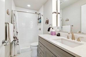 シャワー付き浴槽、ヘアドライヤー、タオル、石鹸