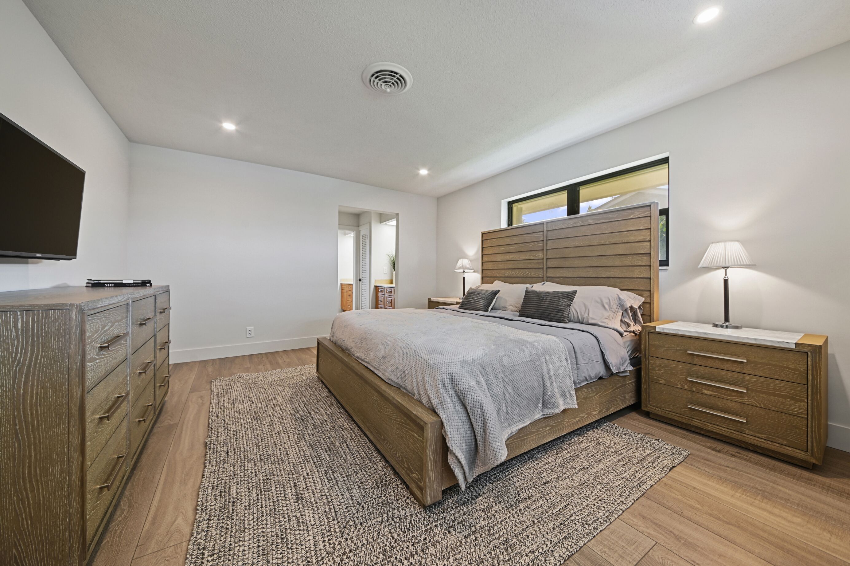 Relax on a Main Lake in a King Suite 