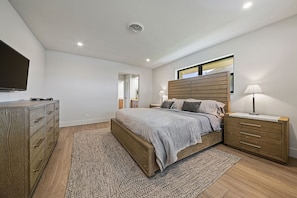 Room - Relax on a Main Lake in a King Suite  (Lake Clarke Shores)