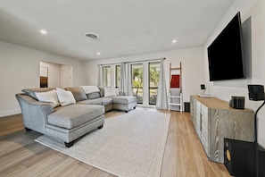 Living area - Relax on a Main Lake in a King Suite  (Lake Clarke Shores)