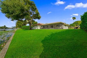 Exterior - Relax on a Main Lake in a King Suite  (Lake Clarke Shores)