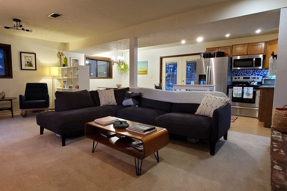 Spacious Mid Century apartment - 5 min walk to Reed College