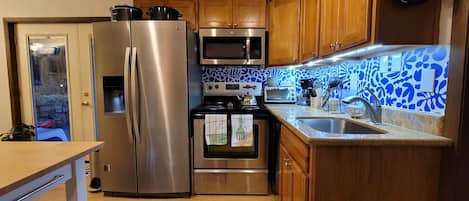Réfrigérateur, four à micro-ondes, un four, surface de cuisson
