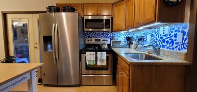 Spacious Mid Century apartment - 5 min walk to Reed College