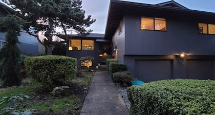 Spacious Mid Century apartment - 5 min walk to Reed College