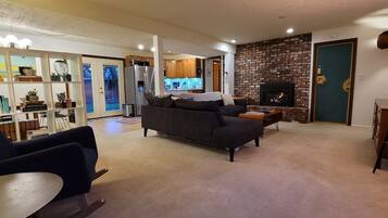 TV connectée, cheminée, livres