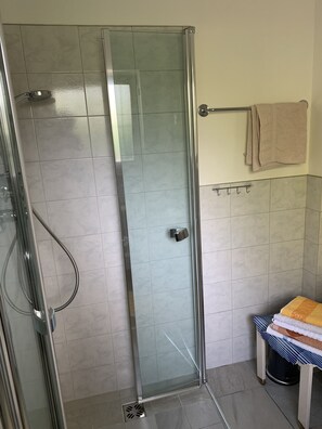 Douche, sèche-cheveux, serviettes fournies, savon