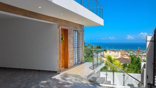 Una casa moderna con un balcone vista mare.