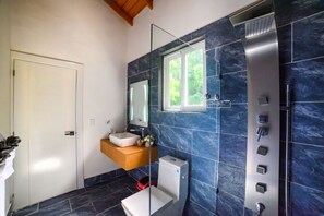 Douche, sèche-cheveux, serviettes fournies, papier toilette