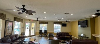 5 minues to the theme park. Family sized communy pool