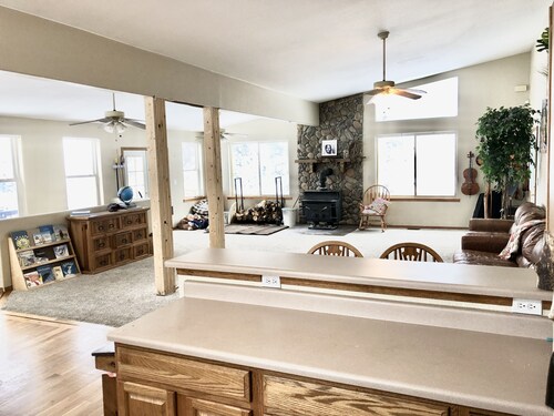 Spacious Mountain Retreat - Nature, Solitude and Views!