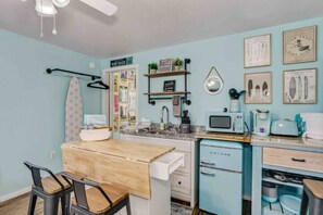 冷蔵庫、電子レンジ、コンロ、コーヒー / ティーメーカー