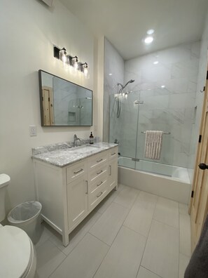 Combined shower/tub, hair dryer, towels, soap - Two apartments in one house (Silverton)