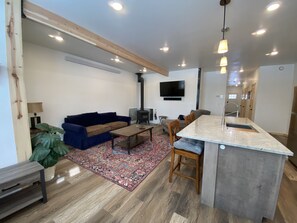 Smart TV, stereo - Two apartments in one house (Silverton)