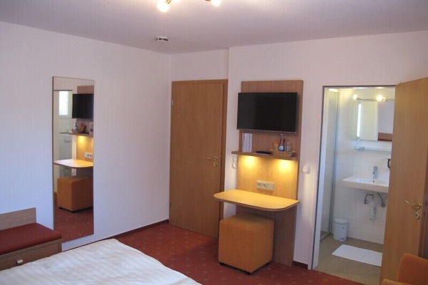 Doppelzimmer mit Klimaanlage, Dusche und WC