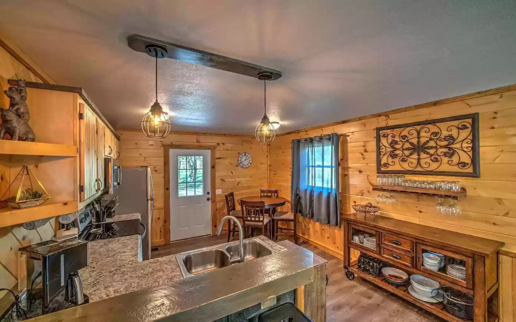 Couples Retreat w/hot tub & fire pit - 10min to Blue Ridge