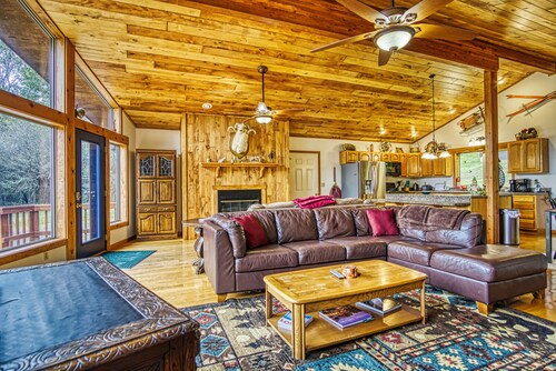 CR1290- Private Cabin! Hot tub! Skiing Nearby.