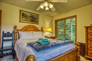 3 bedrooms, WiFi, bed sheets - CR1290- Private Cabin! Hot tub! Skiing Nearby. (Dryfork)