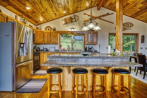 Fridge, microwave, oven, stovetop - CR1290- Private Cabin! Hot tub! Skiing Nearby. (Dryfork)