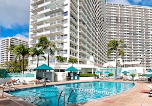 Outdoor pool - Ocean View Waikiki Luxury Ilikai Hotel~ (Honolulu)