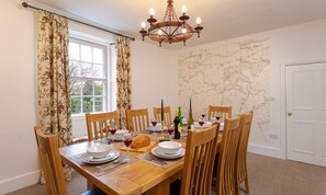 Cottage | Privékeuken | Een vaatwasser, kookgerei, borden en bestek