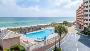 Ein Resort mit Pool, Zugang zum Strand und Blick auf den Ozean.