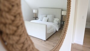 A bedroom with a bed, bedside tables, and a lamp. - New Pool Lovely Home Mins away from Town & Beach (Nantucket)