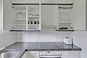 Réfrigérateur, four à micro-ondes, un four, surface de cuisson