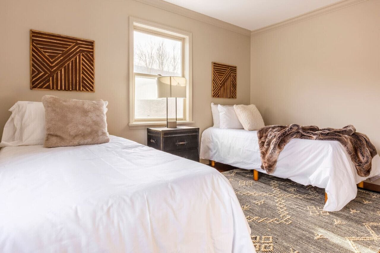 4 chambres, bureau, fer et planche à repasser, lit parapluie