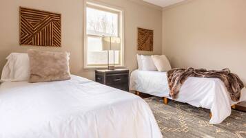 4 chambres, bureau, fer et planche à repasser, lit parapluie