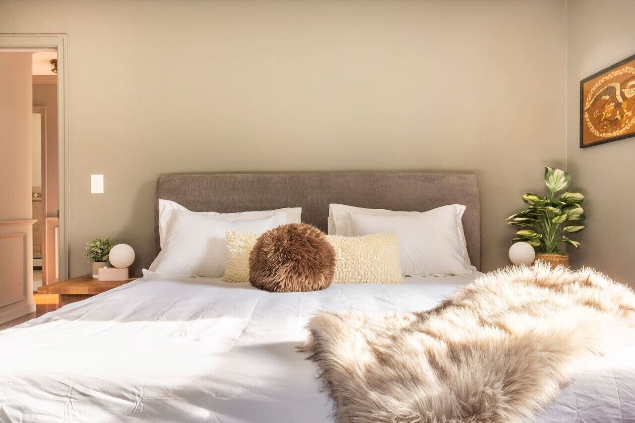 4 bedrooms, desk, iron/ironing board, travel crib