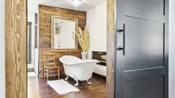 Bañera, secador de pelo, toallas y jabón