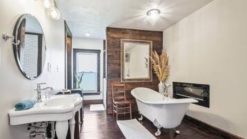 Bañera, secador de pelo, toallas y jabón