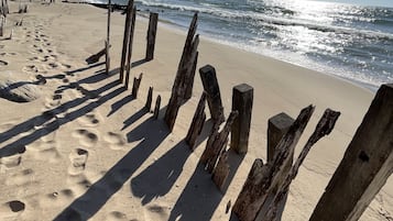 Nær stranden, solsenger og strandhåndklær