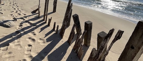 Vlak bij het strand, ligstoelen aan het strand, strandlakens