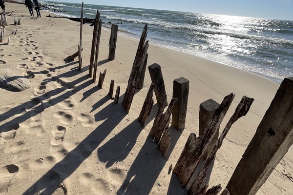 Beach nearby, sun loungers, beach towels