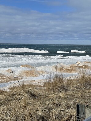 Beach nearby, sun-loungers, beach towels -  Lake Mich Beaches Peaceful Retreat Fish Hike Duck Lake Disc Golf Fire Pit  (Muskegon)