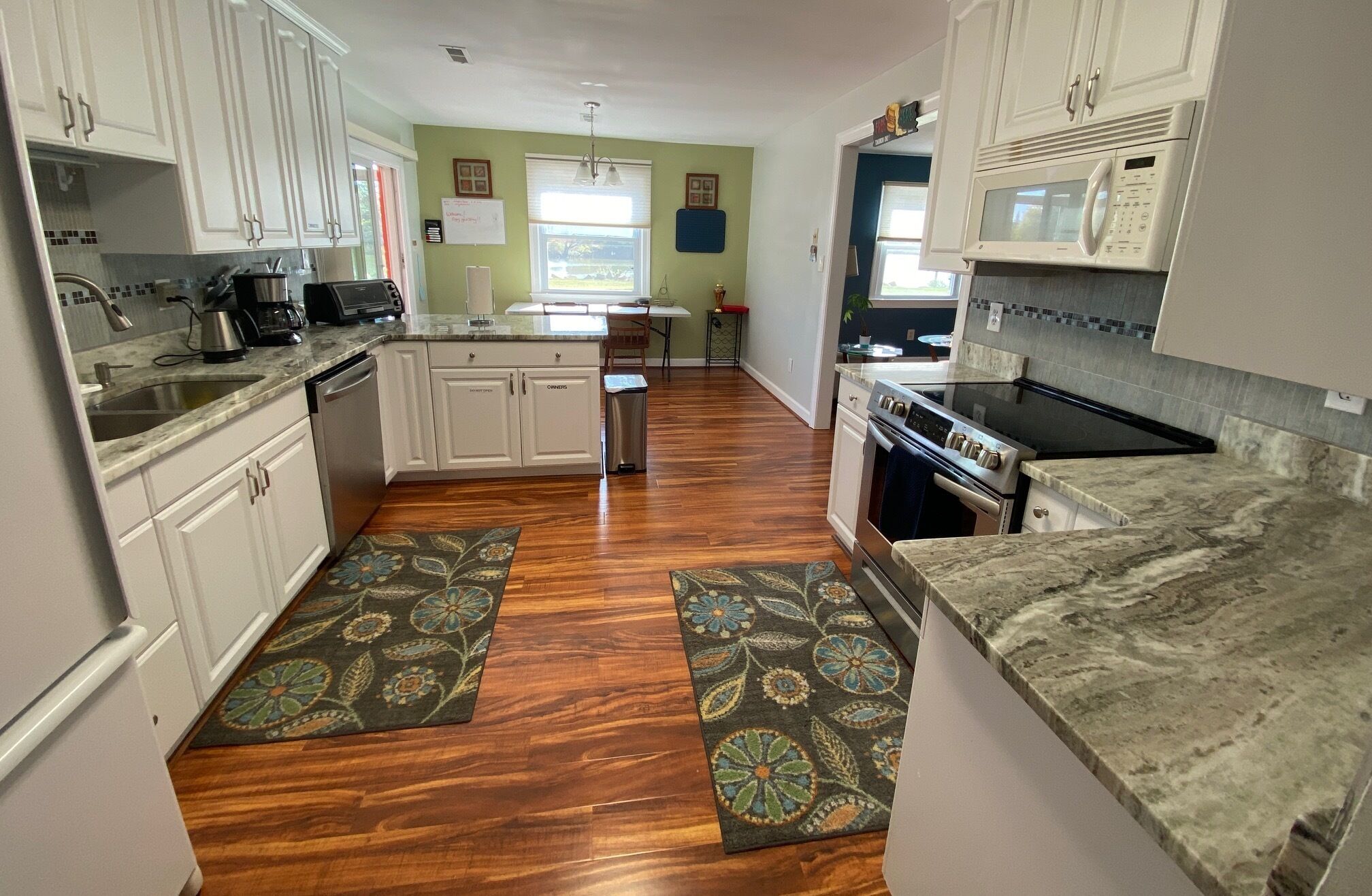 Water front, river views, fishing from backyard, Large yard to enjoy.