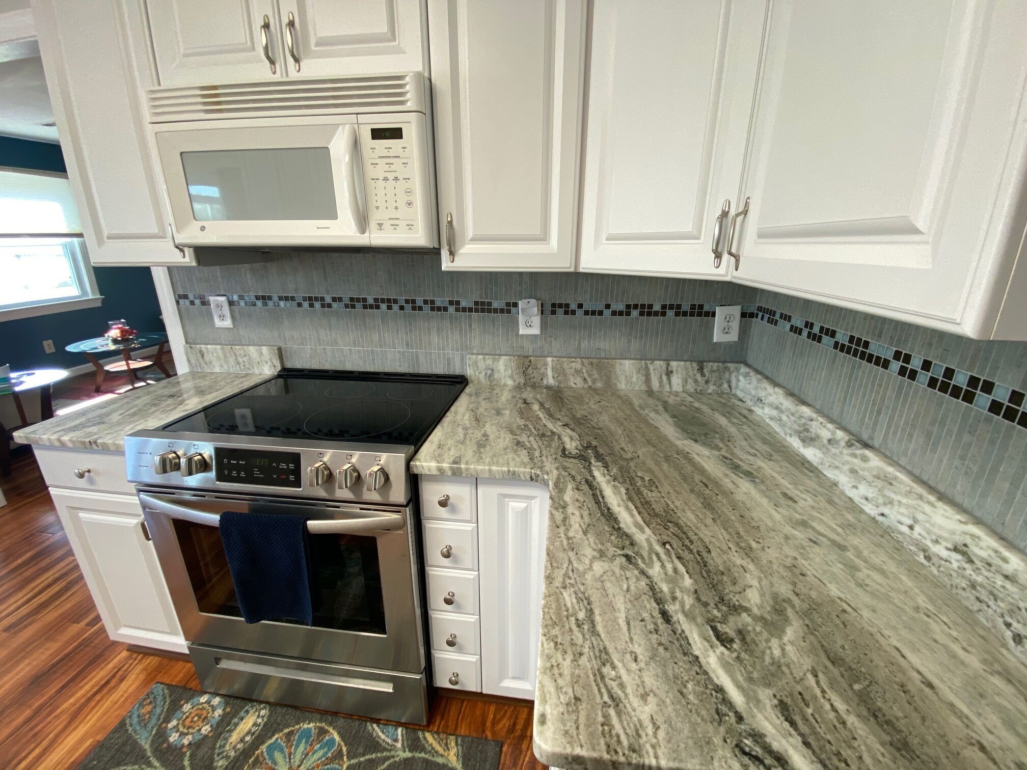 Water front, river views, fishing from backyard, Large yard to enjoy.