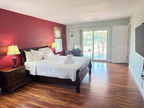3 bedrooms, desk, iron/ironing board, free WiFi - Water front, river views, fishing from backyard, Large yard to enjoy. (Hampton)