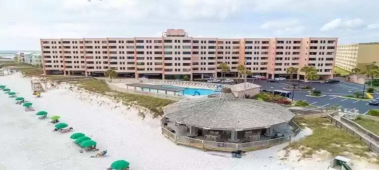 Relax and Enjoy in  this 2BR condo right on the Gulf