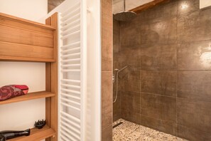 Badewanne, Haartrockner, Handtücher