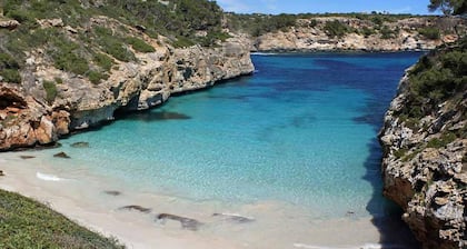 INNOUTHOME MAISON FAMILIAL AVEC PISCINE, JARDIN, CLIM, BBQ ET WIFI-AV. 3 CALAS